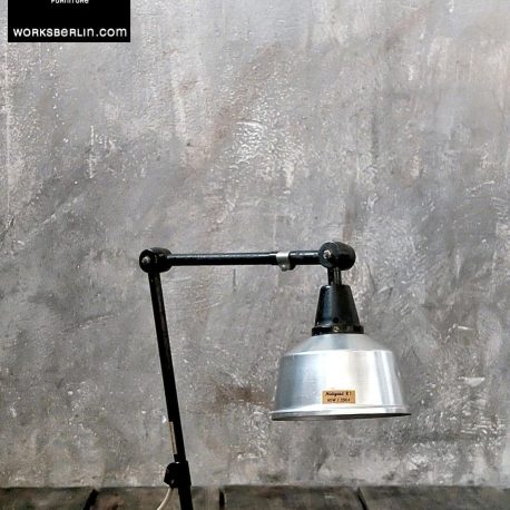 Midgard Lampe - diese vintage Midgard Lampe kann sowohl an der Wand als auch an der Tischplatte angebracht werden. Sie ist in einem guten Zustand.