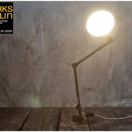 Diese vintage Maschinenlampe wurde von Midgard hergestellt. Midgard Leuchten sind das Beispiel für klassische Fabriklampen