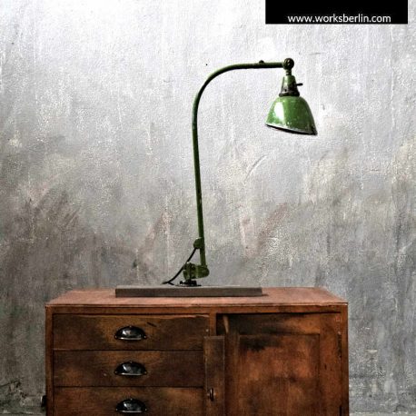 alte midgard lampe auf industriemöbel