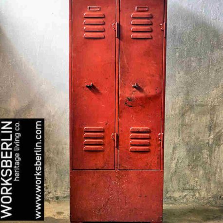 vintage roter metallschrank