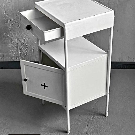 Kleiner weißer metallschrank worksberlin