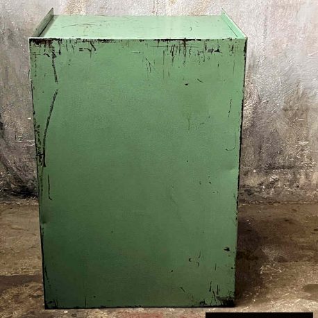 seitenansicht metallschrank industriedesign alt