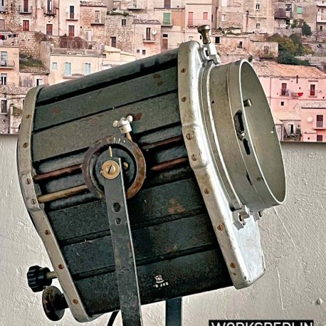 Industrielle Stehlampe - Vintage Theaterscheinwerfer auf Holzstativ