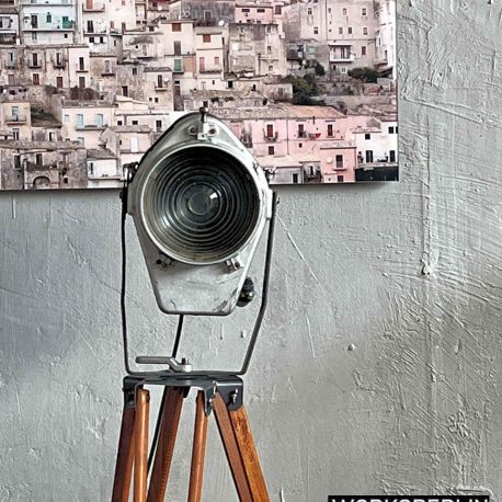 industrielle stehlampe vintage theaterscheinwerfer auf holzstativ