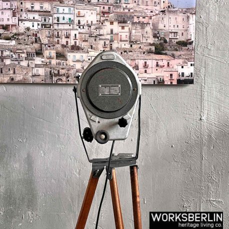 industrielle stehlampe vintage theaterscheinwerfer holzstativ dekor