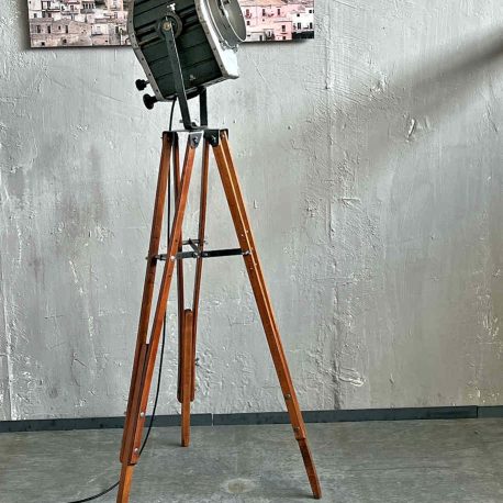 vintage theaterscheinwerfer industrielle stehlampe holzstativ beleuchtung innenraum