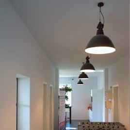 Industrielampen, Fabriklampen eingesetzt in einem Office-Projekt Industrielampen, Fabriklampen eingesetzt in einem Office-Projekt
