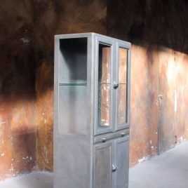 Beste Arztvitrinen - Industriemöbel von works berlin