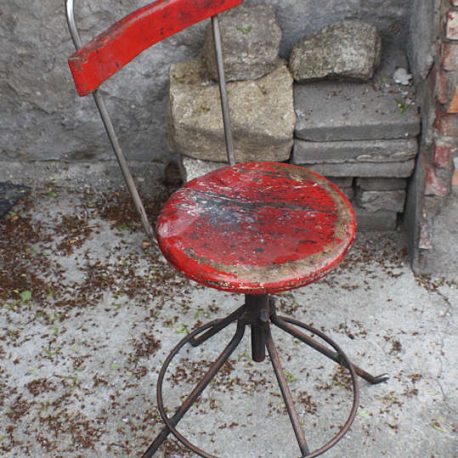 vintage fabrikstuhl rot - vintage industriestühle und fabrikmöbel kaufen. diese fabrikstühle/ industriestühle wurden in polen hergestellt.
