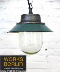 Vintage Industrielampe mit grünem Schirm und Glaskolben jetzt kaufen Vintage Industrielampe no. 92 - vintage industrielampe mit grünem Schirm und Glaskolben jetzt online und in Berlin kaufen. Vintage Industrielampe, Fabriklampe, Industrielampe, Fabriklampen, Industrielampen