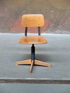 Arzthocker, arzt hocker, vintage metall hocker, metall hocker, höhenverstellbarer metallhocker, höhenverstellbarer arzthocker, arztvitrine, industrielle vitrine, industrie viitrine, shabbby chic vitrine, stahl vitrine, industrie design berlin, industrie design möbel berlin, urban industrial furniture, fabriklampe, fabriklampen, industrielampen, medical cabinet, vintage medical cabinet, vintage industrial furniture, works berlin, worksberlin industriedesign in berlin, arztvitrinen, vintage inndustrie design, shabby chic möbel, loft einrichtungen, möbel design berlin