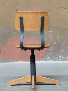 Arzthocker, arzt hocker, vintage metall hocker, metall hocker, höhenverstellbarer metallhocker, höhenverstellbarer arzthocker, arztvitrine, industrielle vitrine, industrie viitrine, shabbby chic vitrine, stahl vitrine, industrie design berlin, industrie design möbel berlin, urban industrial furniture, fabriklampe, fabriklampen, industrielampen, medical cabinet, vintage medical cabinet, vintage industrial furniture, works berlin, worksberlin industriedesign in berlin, arztvitrinen, vintage inndustrie design, shabby chic möbel, loft einrichtungen, möbel design berlin