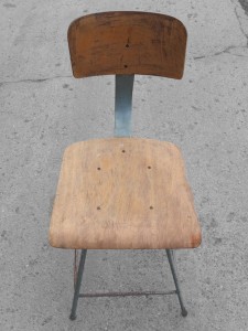 Drehbare und höhenverstellbare Arbeitsstühle - Fabrikstühle, Industriemöbel, Spinde, Arztvitrinen und Fabriklampen-Industrielampen bei worksberlin kaufen