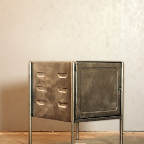 Vintage industrieregal no. 144..........arztvitrine, industrielle