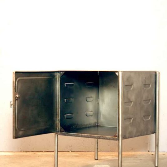 Vintage industrieregal no. 144..........arztvitrine, industrielle