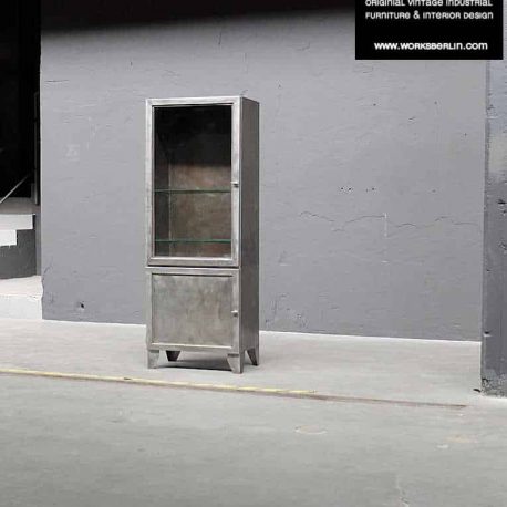 Arztvitrine, Metallschrank, vintage Arztvitrine, alte Arztvitrine, abgebeizte Arztvitrine, Industrievitrine, industrielle vitrine, vintage metallschrank, vintage industriescrank, industrieller schrank, industrielle vitrine, abgebeizte arztvitrine