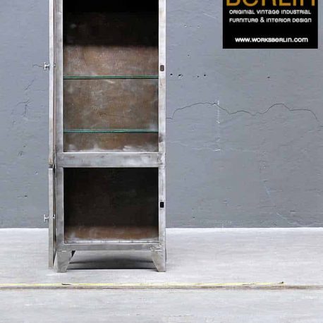 Arztvitrine, Metallschrank, vintage Arztvitrine, alte Arztvitrine, abgebeizte Arztvitrine, Industrievitrine, industrielle vitrine, vintage metallschrank, vintage industriescrank, industrieller schrank, industrielle vitrine, abgebeizte arztvitrine