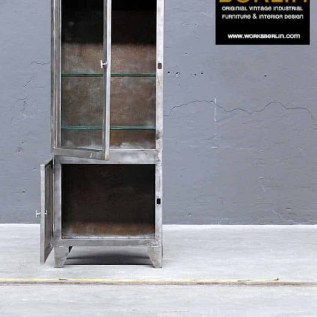 Arztvitrine, Metallschrank, vintage Arztvitrine, alte Arztvitrine, abgebeizte Arztvitrine, Industrievitrine, industrielle vitrine, vintage metallschrank, vintage industriescrank, industrieller schrank, industrielle vitrine, abgebeizte arztvitrine
