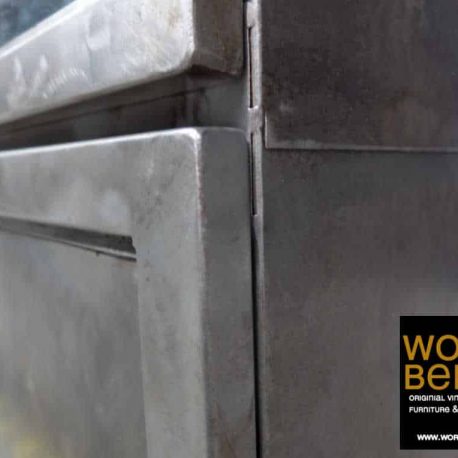 Arztvitrine, Metallschrank, vintage Arztvitrine, alte Arztvitrine, abgebeizte Arztvitrine, Industrievitrine, industrielle vitrine, vintage metallschrank, vintage industriescrank, industrieller schrank, industrielle vitrine, abgebeizte arztvitrine