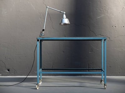 vintage holztisch, industrieller Holztisch, shabby chic holztisch, shabby tisch, vintage Tisch, industrieller Tisch, vintage Gelenklampe, vintage Fabriklampe, Industriedesign möbel