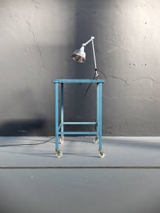 vintage holztisch, industrieller Holztisch, shabby chic holztisch, shabby tisch, vintage Tisch, industrieller Tisch, vintage Gelenklampe, vintage Fabriklampe, Industriedesign möbel