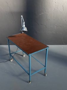 vintage holztisch, industrieller Holztisch, shabby chic holztisch, shabby tisch, vintage Tisch, industrieller Tisch, vintage Gelenklampe, vintage Fabriklampe, Industriedesign möbel