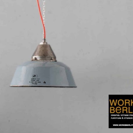 Vintage emaillierte Fabriklampe mit Textilkabel für besondere Räume