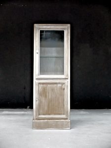 Arztvitrine, industrielle vitrine, abgebeizte Arztvitrine, industrievitrine, alte arztvitrine, industriedesign vitrine, industriedesign möbel, old medical cabinet, vintage medical cabinet