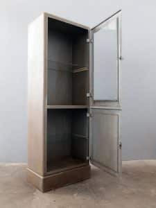 Arztvitrine, industrielle vitrine, abgebeizte Arztvitrine, industrievitrine, alte arztvitrine, industriedesign vitrine, industriedesign möbel, old medical cabinet, vintage medical cabinet