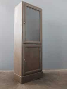 Arztvitrine, industrielle vitrine, abgebeizte Arztvitrine, industrievitrine, alte arztvitrine, industriedesign vitrine, industriedesign möbel, old medical cabinet, vintage medical cabinet