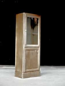 Arztvitrine, industrielle vitrine, abgebeizte Arztvitrine, industrievitrine, alte arztvitrine, industriedesign vitrine, industriedesign möbel, old medical cabinet, vintage medical cabinet