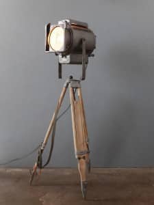 Vintage Scheinwerfer - echte Fabriklampen von works Berlin, Vintage Scheinwerfer, Filmscheinwerfer alt, Theaterscheinwerfer alt, Fabriklampen alt, Industrielampen alt, industriedesign Möbel, Vintage theater Projektor, factory lights, industrial furniture,