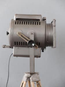 Vintage Scheinwerfer - echte Fabriklampen von works Berlin, Vintage Scheinwerfer, Filmscheinwerfer alt, Theaterscheinwerfer alt, Fabriklampen alt, Industrielampen alt, industriedesign Möbel, Vintage theater Projektor, factory lights, industrial furniture,