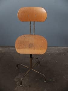 Fabrikstuhl, vintage fabrikstuhl, vintage industriedesign möbel, fabriklampen, vintage stuhl, shabbychic stuhl, vintage werkstattstuhl, vintage architektenstuhl, vintage architekten stuhl, vintage drehstuhl, vintage fabrikstuhl, industriestuhl, fabrikstühle, industriestühle, Arzthocker, arzt hocker, vintage metall hocker, metall hocker, höhenverstellbarer metallhocker, höhenverstellbarer arzthocker