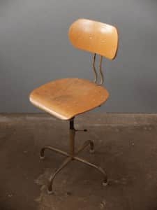 Fabrikstuhl, vintage fabrikstuhl, vintage industriedesign möbel, fabriklampen, vintage stuhl, shabbychic stuhl, vintage werkstattstuhl, vintage architektenstuhl, vintage architekten stuhl, vintage drehstuhl, vintage fabrikstuhl, industriestuhl, fabrikstühle, industriestühle, Arzthocker, arzt hocker, vintage metall hocker, metall hocker, höhenverstellbarer metallhocker, höhenverstellbarer arzthocker