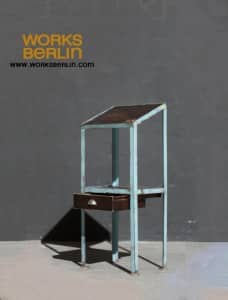 Seltenes Stück Industriemöbel alt - dieser vintage Rednerpult ist ein tolles Beispiel für echte Industriedesign Möbel von works berlin. unsere vintage Industriemöbel kann man in Berlin oder online kaufen. Wir bieten außerdem auch alte Fabriklampen, vintage Industrieleuchten und weitere industrielle Accessoires.
