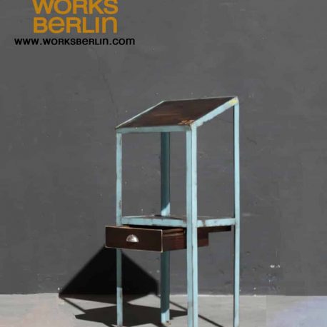 Seltenes Stück Industriemöbel alt - dieser vintage Rednerpult ist ein tolles Beispiel für echte  Industriedesign Möbel von works berlin. unsere vintage Industriemöbel kann man in Berlin oder online kaufen. Wir bieten außerdem auch alte Fabriklampen, vintage Industrieleuchten und weitere industrielle Accessoires.