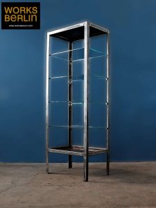 Vintage Industrieregal. industriedesign möbel works berlin, industriemöbel worksberlin, Arztvitrine, Metallschrank, vintage Arztvitrine, alte Arztvitrine, abgebeizte Arztvitrine, Industrievitrine, industrielle vitrine, vintage metallschrank, vintage industriescrank, industrieller schrank, industrielle vitrine, abgebeizte arztvitrine