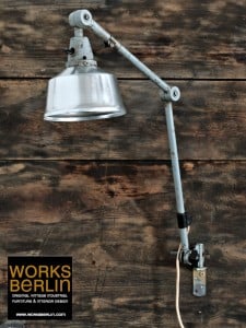 Diese vintage Midgard Gelenklampe oder alte Scherenlampe ist ein wahrer Blickfang für jeden Raum. Die alten Fabriklampen von Midgard können Sie bei works berlin kaufen. Manche Midgard Leuchten werden an der Wand oder am Schreibtisch befestigt.