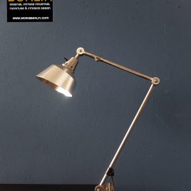 Fabriklampen Diese Fabriklampe/ Gelenklampe ist perfekt restauriert. vintage scherenlampe, vintage industrielle scherenlampe, industriedesign möbel berlin, industriemöbel