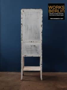 diese alte Arztvitrine, vintage Arztschrank ist eine absolute Schönheit. Admi hat diese seltene Arztvitrine, Arztschrank in den 20er Jahren des 20. Jhdts. hergestellt. Dieser tolle vintage Arztschrank von Admi in einem sehr guten vintage industriemöbel originalzustand.