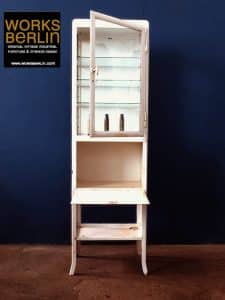 diese alte Arztvitrine, vintage Arztschrank ist eine absolute Schönheit. Admi hat diese seltene Arztvitrine, Arztschrank in den 20er Jahren des 20. Jhdts. hergestellt. Dieser tolle vintage Arztschrank von Admi in einem sehr guten vintage industriemöbel originalzustand.