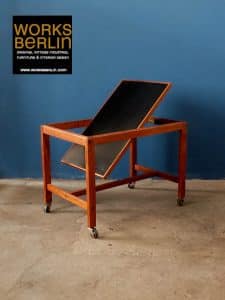 Dieser Mid-Century Barwagen, Couchtisch ist in einem guten vintage Zustand. Mid-Century Möbel, Industriemöbel und Fabriklampen bei worksberlin kaufen, mid-century möbel, mid-century barwagen, mid-century bar, mid century beistelltisch, dänischer barwagen, dänische mid-century möbel, industriemöbel kaufen, industriedesign möbel, mid-century furniture, vintage mid-century furniture, danish mid-century furniture, industrial design furniture, industriemöbel alt, vintage industriemöbel