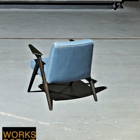 Dieser vintage mid-century Sessel ist komplet aufgearbeitet. Wir haben bei diesem alten mid-century sessel, die Polsterung erneuert und das Gestell des mid-century sessel aufgearbeitet. Toller Blickfang für jeden Raum - mid century sessel von works berlin.
