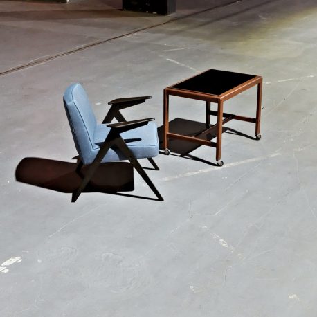 Dieser vintage mid-century Sessel ist komplet aufgearbeitet. Wir haben bei diesem alten mid-century sessel, die Polsterung erneuert und das Gestell des mid-century sessel aufgearbeitet. Toller Blickfang für jeden Raum - mid century sessel von works berlin.