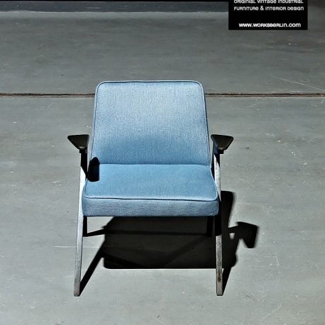 Dieser vintage mid-century Sessel ist komplet aufgearbeitet. Wir haben bei diesem alten mid-century sessel, die Polsterung erneuert und das Gestell des mid-century sessel aufgearbeitet. Toller Blickfang für jeden Raum - mid century sessel von works berlin.