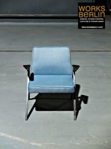 Dieser vintage mid-century Sessel ist komplet aufgearbeitet. Wir haben bei diesem alten mid-century sessel, die Polsterung erneuert und das Gestell des mid-century sessel aufgearbeitet. Toller Blickfang für jeden Raum - mid century sessel von works berlin.
