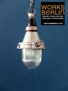 Kleine, aufgearbeitete, Bunkerlampe alt zu kaufen bei worksberlin. worksberlin bietet tolle vintage retro möbel, fabriklampen, industrieleuchten an, vintage fabriklampen kaufen, alte bunkerlampen kaufen, alte fabriklampen, alte industrielampen kaufen, vintage industrielampen, alte industrieleuchten kaufen