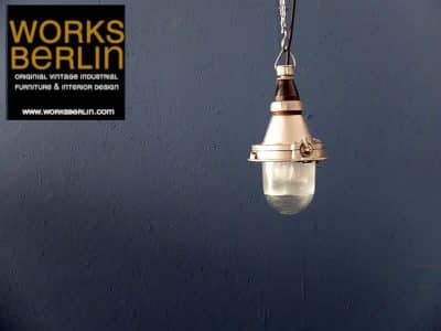 Kleine, aufgearbeitete, Bunkerlampe alt zu kaufen bei worksberlin. worksberlin bietet tolle vintage retro möbel, fabriklampen, industrieleuchten an, vintage fabriklampen kaufen, alte bunkerlampen kaufen, alte fabriklampen, alte industrielampen kaufen, vintage industrielampen, alte industrieleuchten kaufen