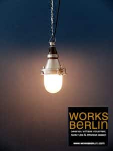Kleine, aufgearbeitete, Bunkerlampe alt zu kaufen bei worksberlin. worksberlin bietet tolle vintage retro möbel, fabriklampen, industrieleuchten an, vintage fabriklampen kaufen, alte bunkerlampen kaufen, alte fabriklampen, alte industrielampen kaufen, vintage industrielampen, alte industrieleuchten kaufen